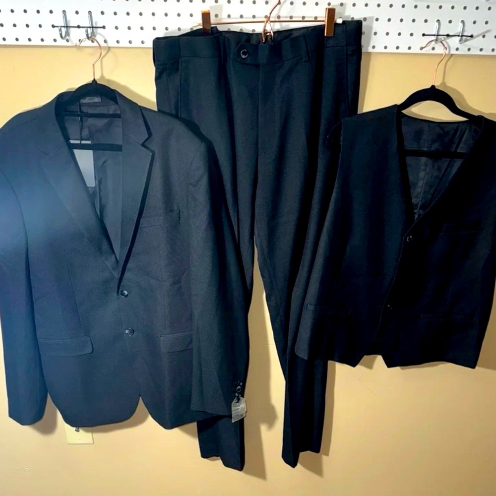 Men’s 3-pc suit. NWT XL